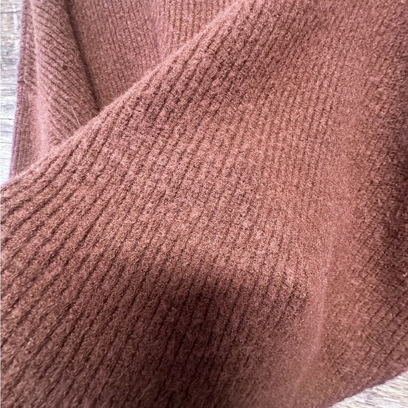 Motel Brown V-Neck Cropped Womens Sweater Relaxed Fit Long Sleeves - Picture 3 of 8